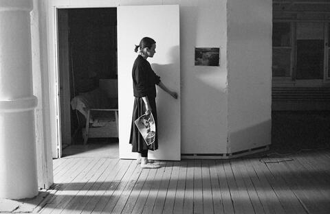 Raymonde April, Autoportrait à la porte de l'atelier, 1981